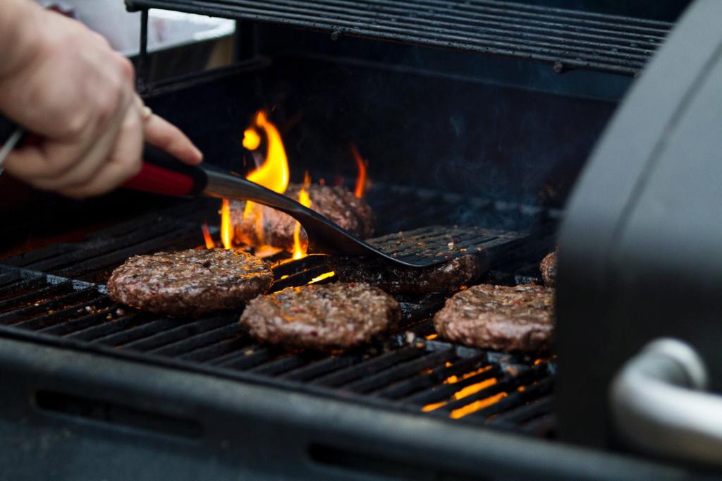 Foto van vlees op een grill met vuur